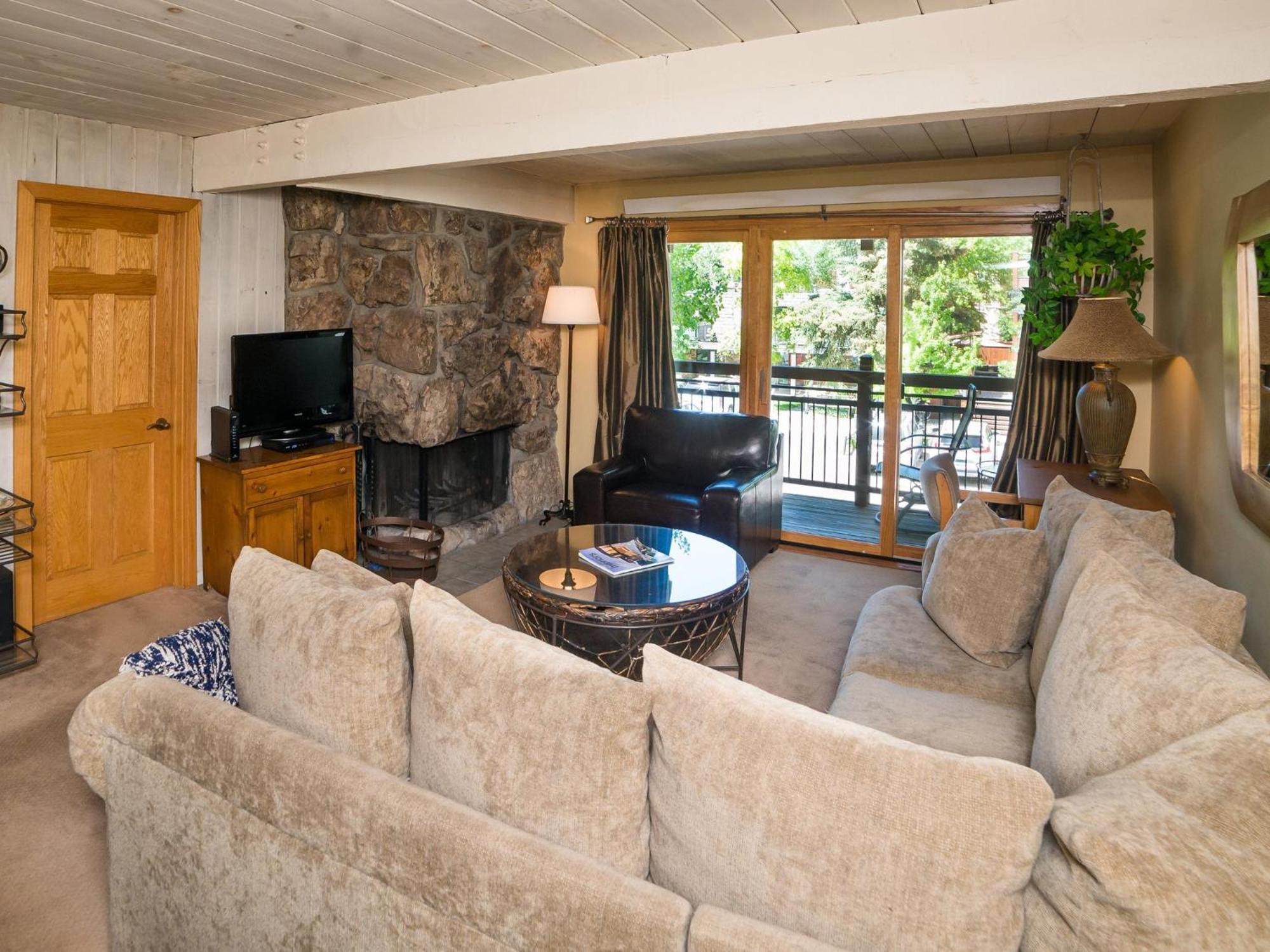 Lift One - One, Two, Three Bedroom Units Adjacent To Downtown *